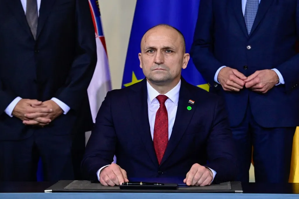 Ivan Anusic, Horvátország védelmi minisztere