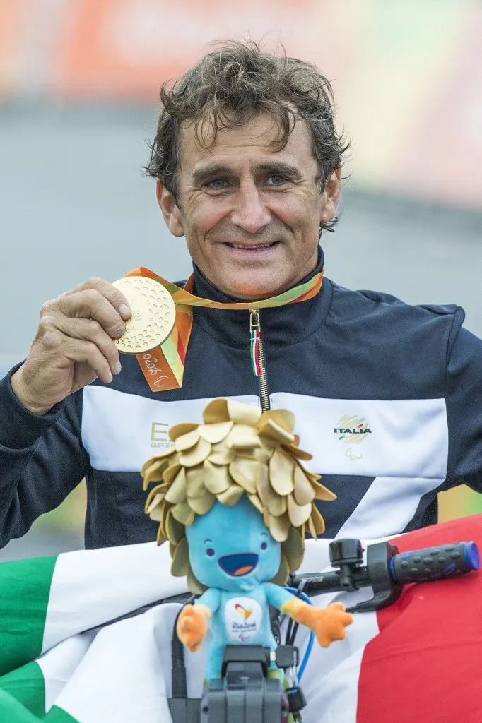 Italy's Alessandro Zanardi celebrates after winning the men's team relay competion. The italian team composed by Alessandro Zanardi toghether with Vittorio Podestà and Luca Mazzone won the gold medal, improving the second place in London 2012. in Rio de Janeiro, Brazil on 16 September 2016.(Photo by Mauro Ujetto/NurPhoto) (Photo by Mauro Ujetto / NurPhoto via AFP)