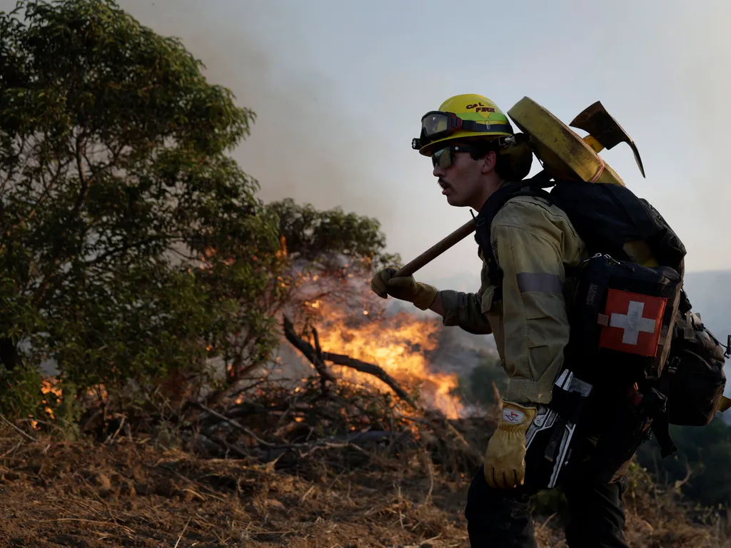 Erdőtűz, Kalifornia, ErdőtűzKalifornia, 2026.05.19., SIMI VALLEY, CALIFORNIA - MAY 18: A Cal Fire firefighter battles the Sandy Fire on May 18, 2026 in Simi Valley, California. The fast-moving Sandy Fire burned more than 1,300 acres near Simi Valley and