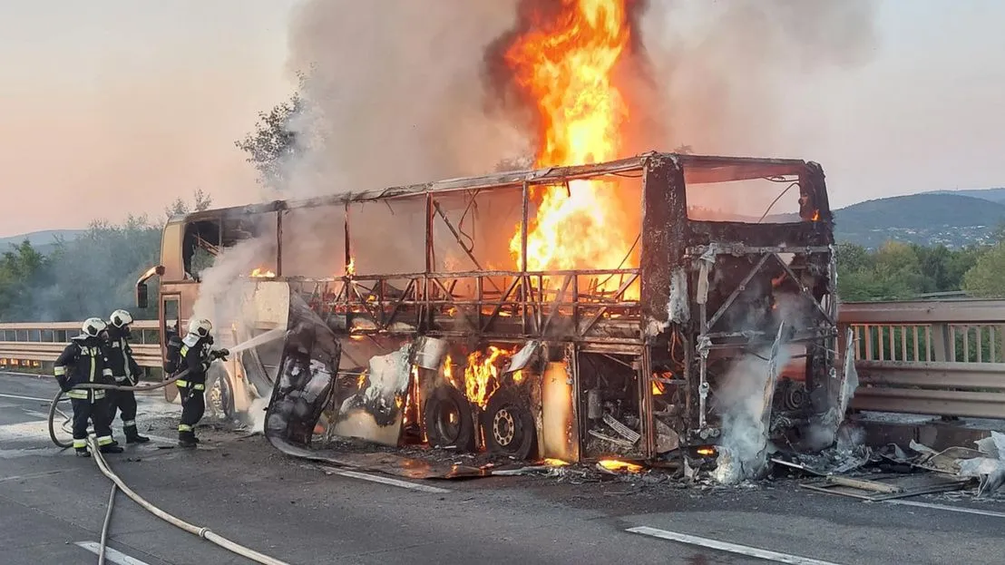 Teljesen kiégett egy gyerekkórust szállító busz az M0-áson, Törökbálint térségében