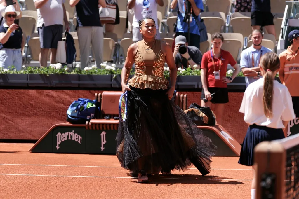 Naomi Osaka fekete estélyi ruhája alól kivillant az aranyszínű sportruha. Divatbemutató a Roland Garroson, a világelső Aryna Sabalenka imádta