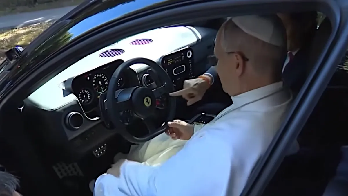 Egy kormánykereket kapott emlékbe a Ferraritól az egyházfő.