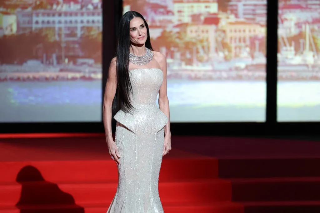 Demi Moore brutálisan dögös megjelenésével pillanatok alatt felrobbantotta Cannes vörös szőnyegét
