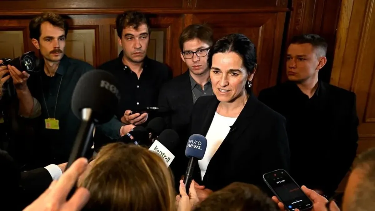 Borzasztó angoltudása miatt nevet a világ Orbán Anitán.