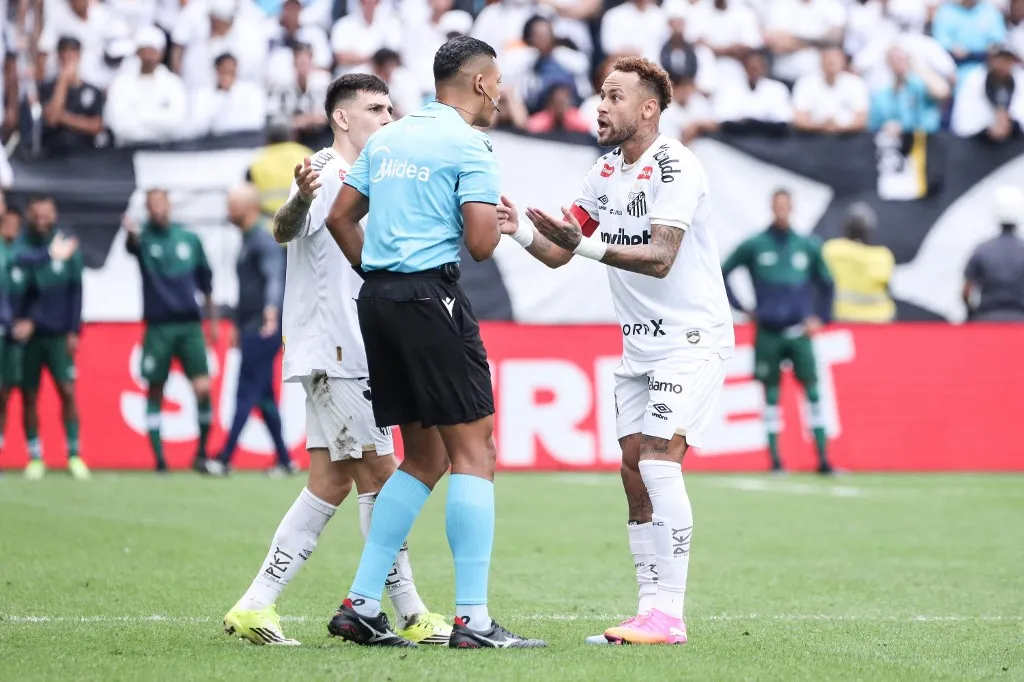 Neymar dühösen vitatkozott a bíróval