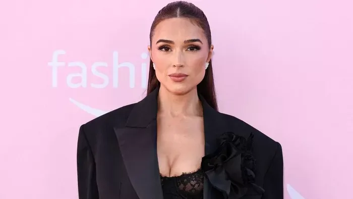 Csaknem kibuggyannak a mellei, apró bikiniben hódít az egykori Miss Universe-győztes