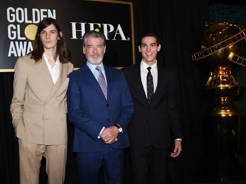 a születésnapos Pierce Brosnan, aszületésnaposPierceBrosnan, PierceBrosnan,      Golden Globe Ambassadors Dylan Brosnan (L) and Paris Brosnan pose with their father actor Pierce Brosnan (C) during the Hollywood Foreign Press Association and The Hollywood 
