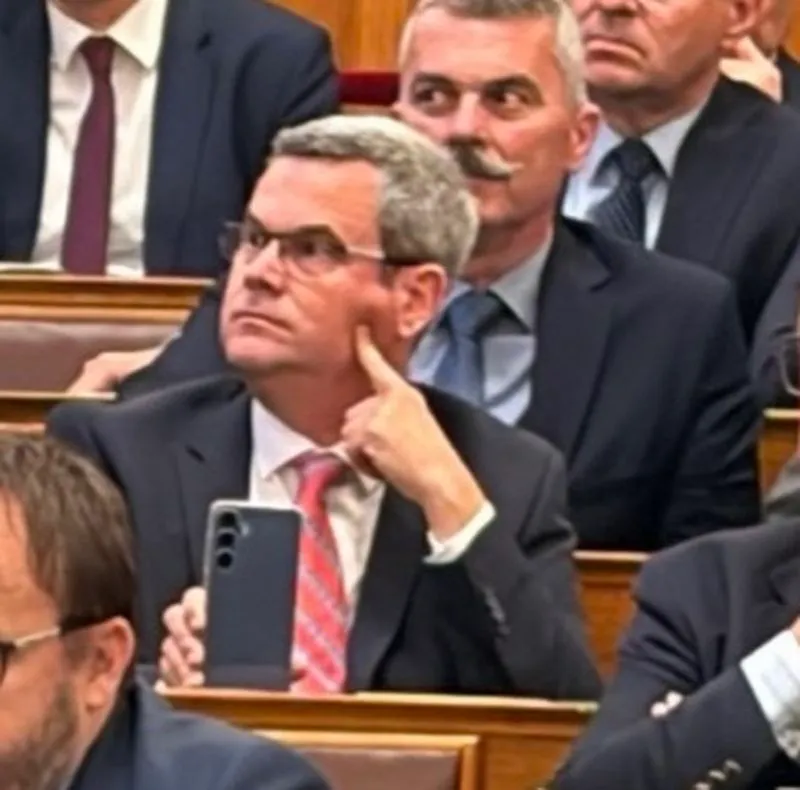 Takács Péter dokumentálja Magyar Péter parlamenti ámokfutását