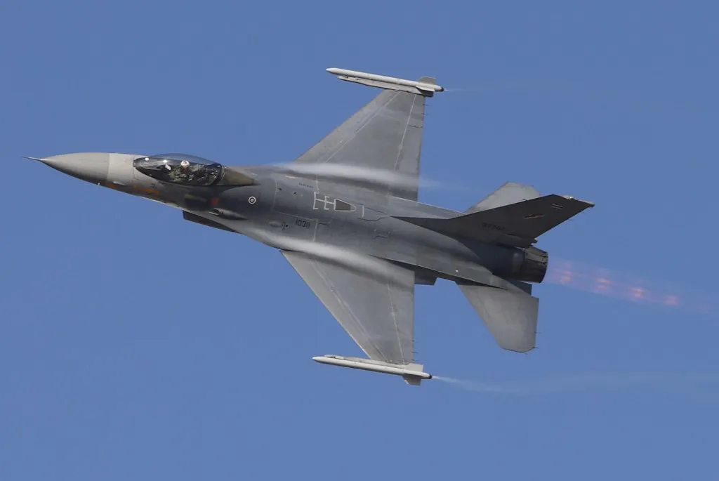 UFO-akták kerültek nyilvánosságra: Egy ehhez hasonló F-16-os vadászgép lőtt le egy rejtélyes objektumot - A rehearsal takes place on 9 January 2026 ahead of the Air Forces National Childrens Day air show on 10 January, featuring a host of fighter jets and a display by F-16 aircraft at the Royal Thai Air Force base in Don Muang. (Photo by Pattarapong Chatpattarasill / Bangkok Post via AFP)