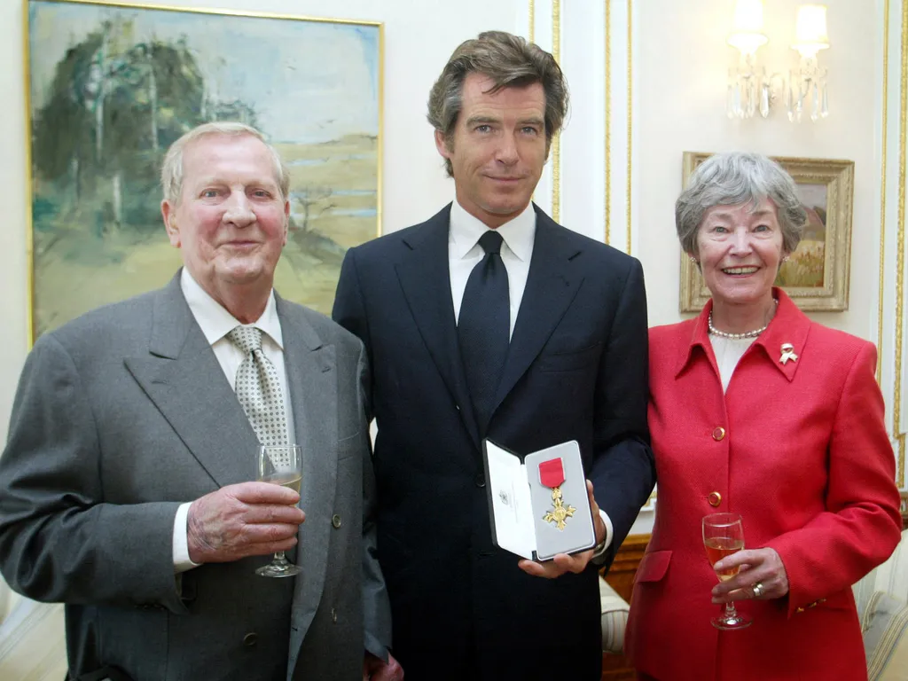 a születésnapos Pierce Brosnan, aszületésnaposPierceBrosnan, PierceBrosnan,      Irish film actor and producer, Pierce Brosnan with his parents Mr and Mrs Carmichael, after he was awarded an honorary OBE (Officer of the Order of the British Empire) medal,