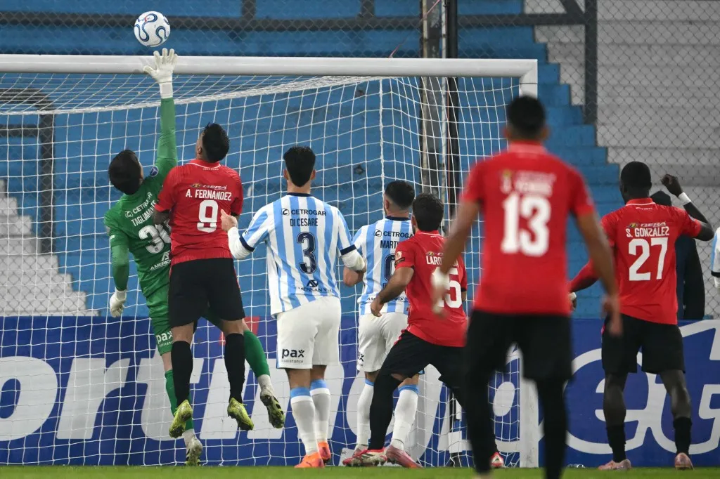 A Racing Club hihetetlen gólt kapott a kapus ügyetlenkedése után