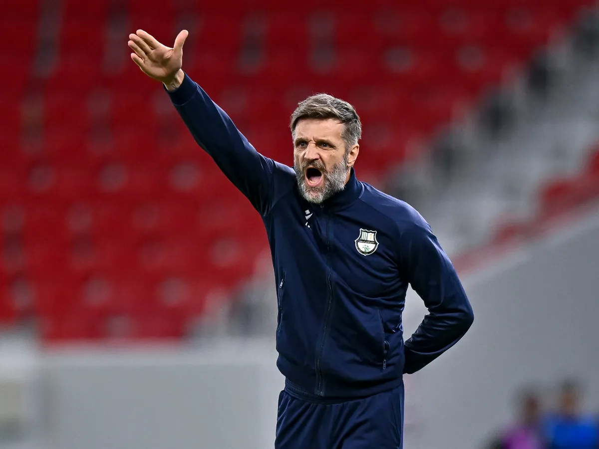 9 edző, 9edző,  Igor Biscan, IgorBiscan,  The head coach of Al Ahli SC, Igor Biscan, reacts during the AFC Champions League Two Group B football match between Qatar's Al Ahli SC and Turkmenistan's FK Arkadag at Al Thumama Stadium in Doha, Qatar, on October 22, 2025. (Photo by Noushad Thekkayil/NurPhoto) (Photo by Noushad Thekkayil / NurPhoto via AFP)