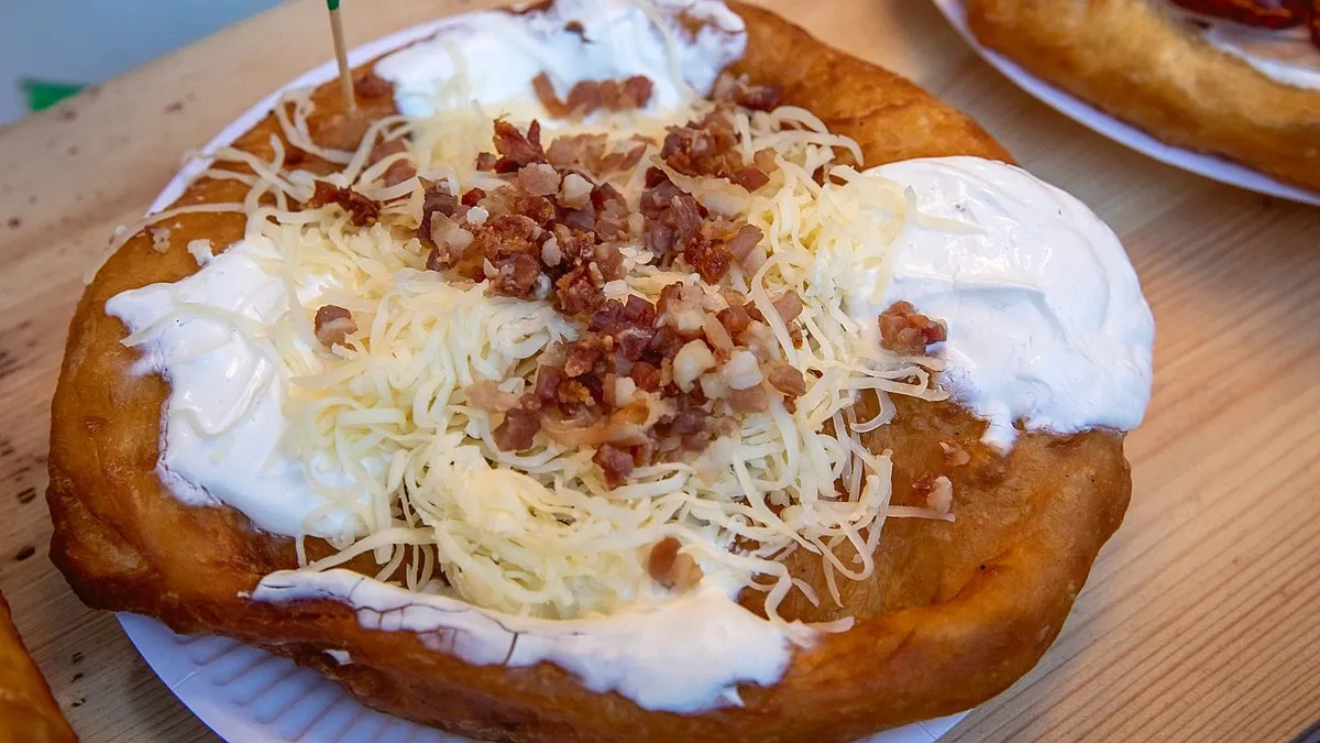A lángos ára idén is emelkedett a balatoni strandokon
