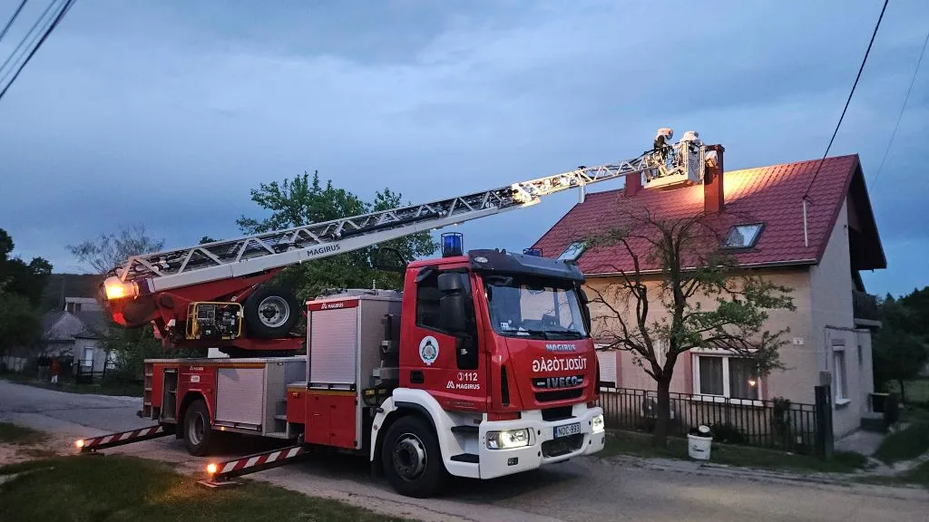 Méhek leptek el egy bakonyszentkirályi családi házat, a tűzoltóknak kellett közbeavatkoznia