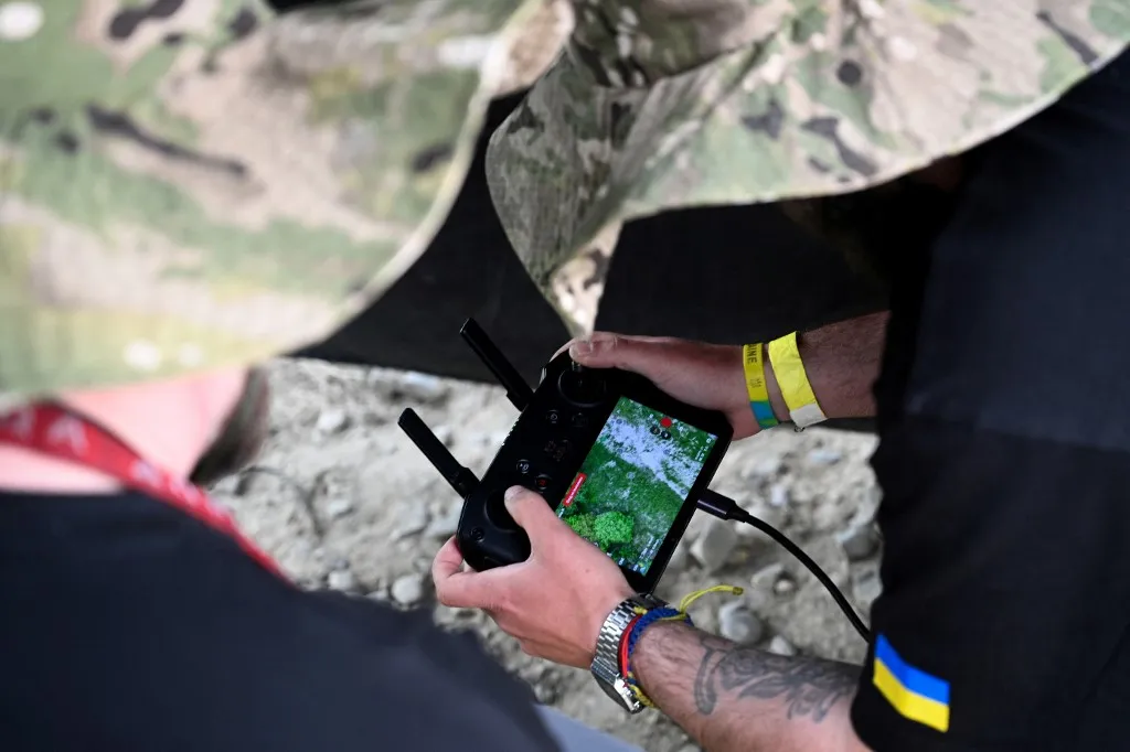 Ukrán drónok és modern haditechnikai rendszerek kerülhetnek amerikai tesztelésre - Képünk illusztráció Fotó: YURIY DYACHYSHYN / AFP A Ukrainian serviceman pilots a drone during the Wild Drones racing competition designed to simulate battlefield conditions in Truskavets, Lviv region, on May 20, 2026, amid Russias invasion of Ukraine. (Photo by YURIY DYACHYSHYN / AFP)