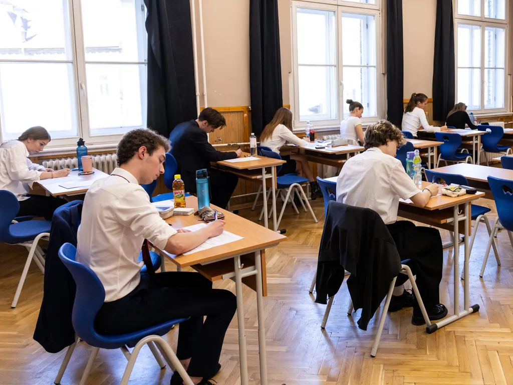 érettségi vizsga, magyar nyelv és irodalom írásbeli érettségi, érettségivizsga, magyarnyelvésirodalomírásbeliérettségi, az igazgatónő kérése, hogy más témájú cikkekhez ne használják majd fel a fotókat, kizárólag az érettségihez,