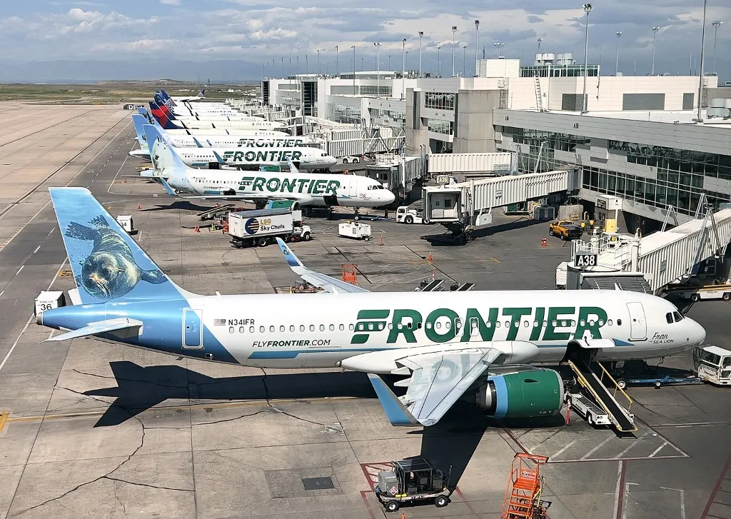 (FILES) Frontier Airlines planes are parked at gates in Denver International Airport (DEN) in Denver, Colorado, on August 5, 2023. A flight aborted its takeoff from Denver International Airport late Friday on May 8, 2026 after striking a person on the runway, with at least one passenger injured, according to the airport and US media reports. (Photo by Daniel SLIM / AFP), Evakuálni kellett a repülő utasait a denveri baleset után