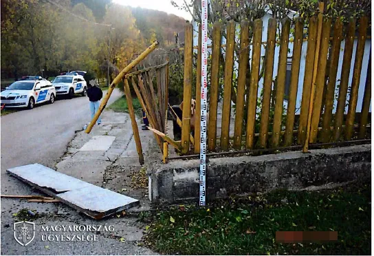 Kerítésszaggató élmény lett belőle: részegen, jogsi nélkül kötötte el főnöke kisbuszát egy ajkai férfi