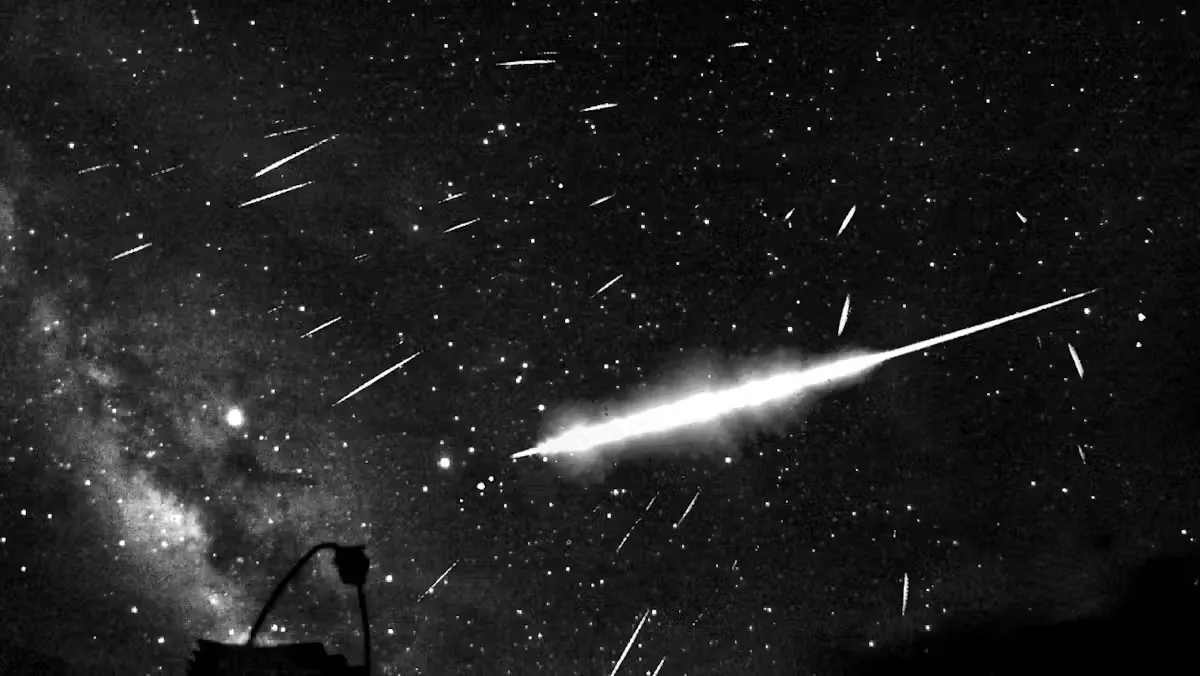 A felvételen a 2019-es Geminidák meteorjai, valamint egy meteoritot hullató tűzgömb látható, amelyet a spanyolországi La Palma szigetén rögzített egy kamera. A most észlelt meteorraj egy aszteroida szétesése miatt jött létre 