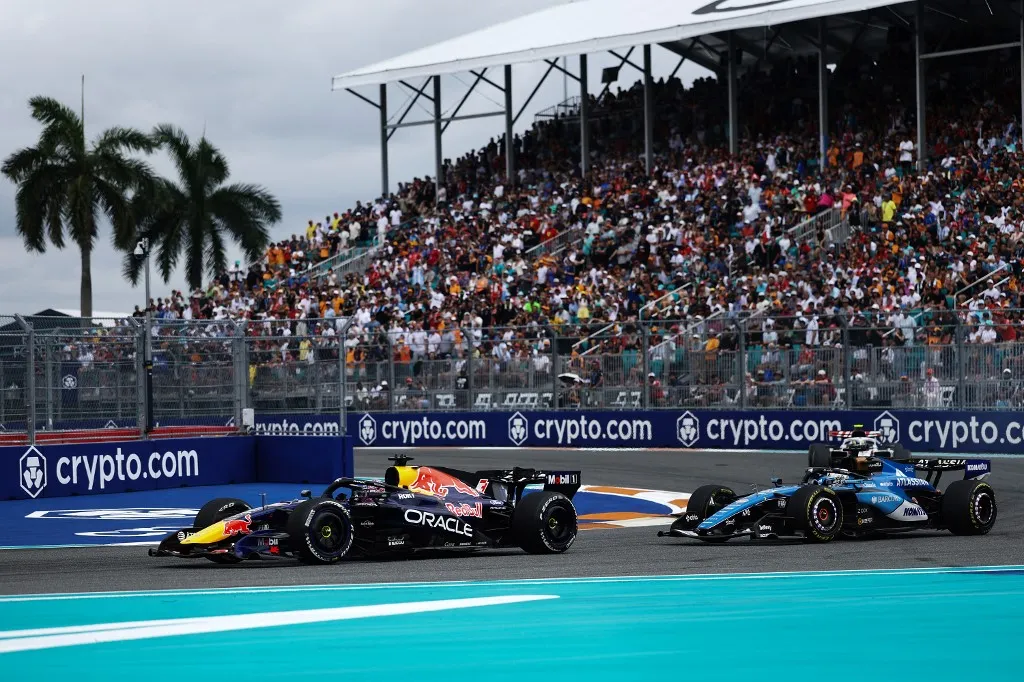 Max Verstappen megy el Carlos Sainz mellett
