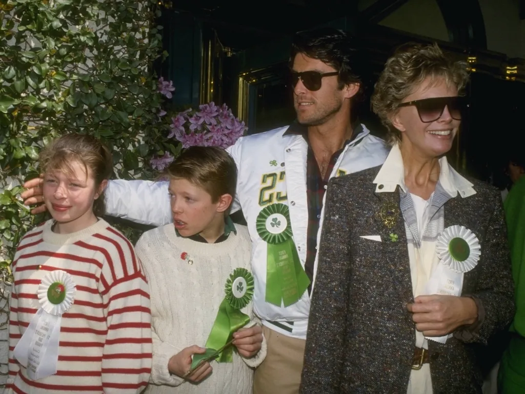 a születésnapos Pierce Brosnan, aszületésnaposPierceBrosnan, PierceBrosnan,      Hollywood, CA, USA;  PIERCE BROSNAN and wife CASSANDRA HARRIS, and children Charlotte and Christopher are shown here in an undated photo (Credit Image: © Kathy Hutchins/ZUMAP