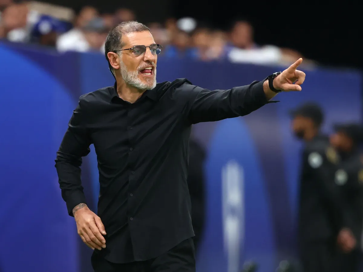 9 edző, 9edző,  Slaven Bilic, SlavenBilic, 
Fateh's Croatian coach Slaven Bilic speaks to his players during the Saudi Pro League football match between Al-Hilal and Al-Fateh at the Kingdom Arena stadium in Riyadh on April 26, 2024. (Photo by Fayez NURELDINE / AFP)