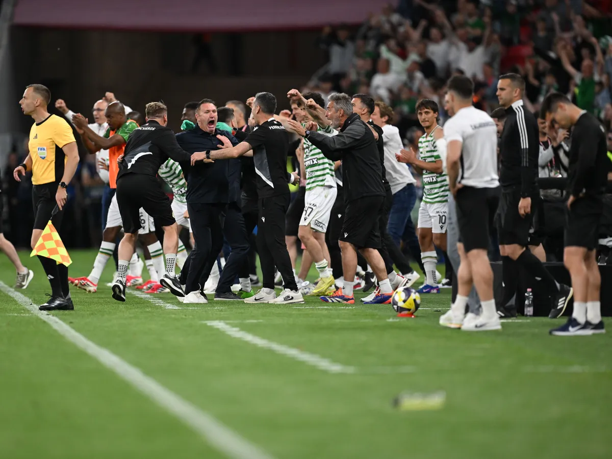 Budapest, 2026. május 9.
A győztes Ferencváros csapat ünnepel a labdarúgó MOL Magyar Kupa döntőjében játszott Ferencvárosi TC - ZTE FC mérkőzés végén a Puskás Arénában 2026. május 9-én. A Ferencváros hosszabbításban 1-0-ra győzte le a Zalaegerszeget.
MTI/Illyés Tibor