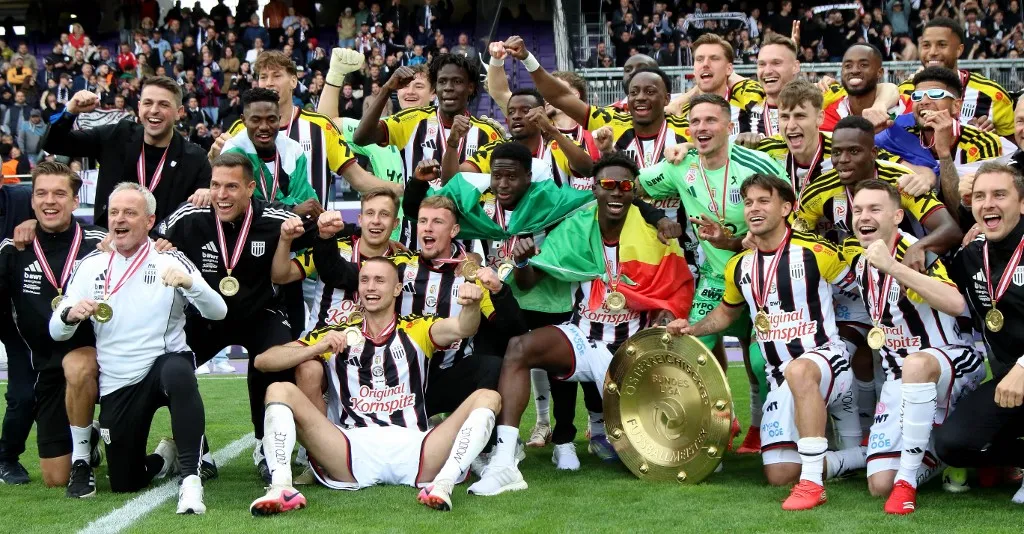 VIENNA, AUSTRIA - MAY 17: Jubilation by the champoins winner with the trophy Sasa Kalajdzic of Lask Linz and team during the Admiral Bundesliga match between FK Austria Wien and LASK Linz at Generali Arena on May 17, 2026 in Vienna, Austria.260517_SEPA_29_096 (Photo by Thomas Pichler / APA-Images via AFP)
