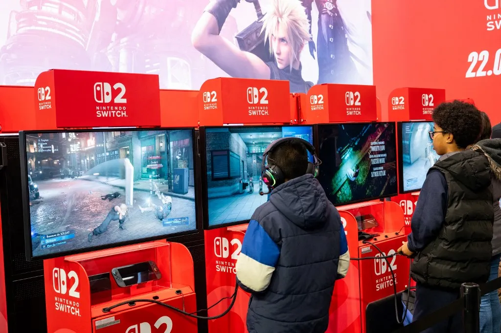 Nintendo Switch 2 at Paris Games Week at the Porte de Versailles Exhibition Center in Paris, France, on October 30, 2025. The largest French video game show opens its doors to welcome thousands of visitors, geeks, and gamers. For its 14th edition, this show, entirely dedicated to video games, is the ideal opportunity to discover new games and try out games before their official release. (Photo by Riccardo Milani / Hans Lucas via AFP), Nálunk az ősztől lesz drágább a Nintendo Switch 2