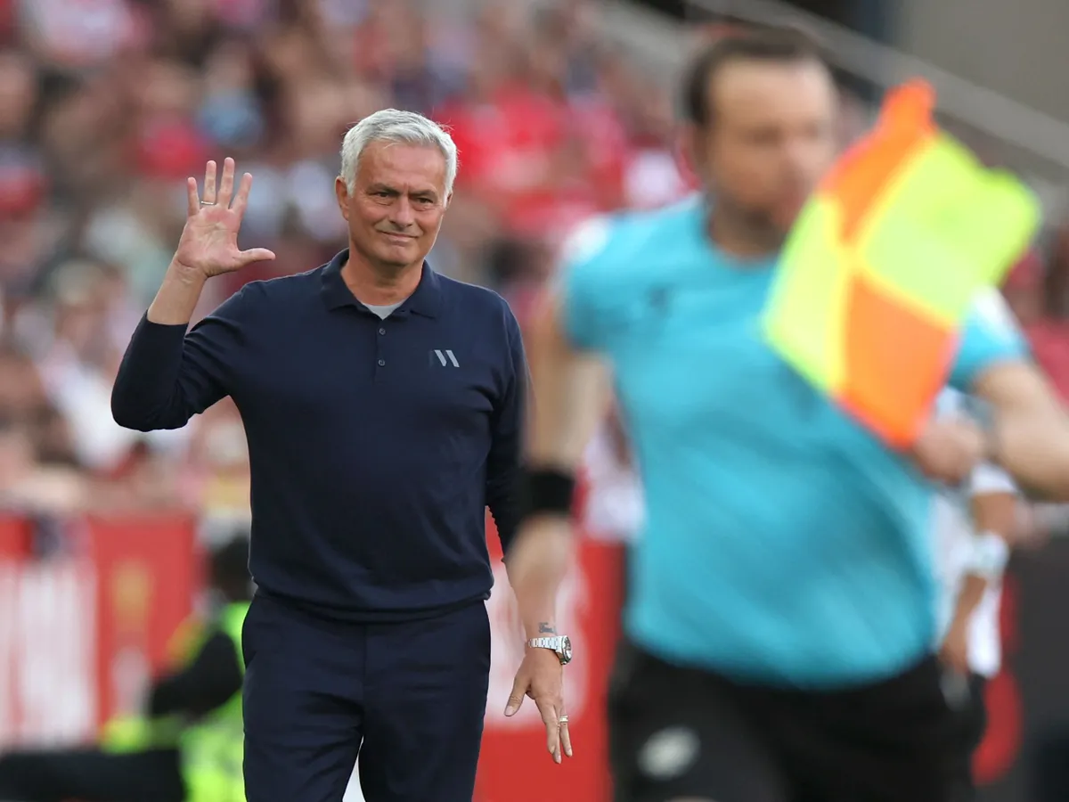 SL Benfica's Portuguese head coach Jose Mourinho gestures on the touchline during the Portuguese League football match between SL Benfica and Moreirense FC at Luz Stadium in Lisbon on April 25 , 2026. (Photo by PATRICIA DE MELO MOREIRA / AFP)