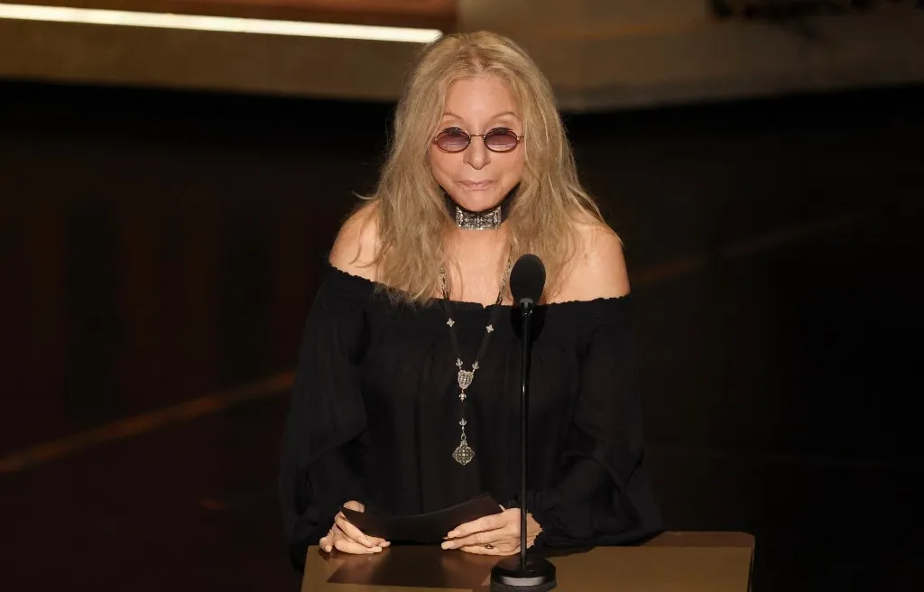 A Cannes fesztivál szervezői külön tisztelgéssel készülnek a világsztár előtt US singer Barbra Streisand speaks during an in memoriam segment onstage during the 98th Annual Academy Awards at the Dolby Theatre in Hollywood, California on March 15, 2026. (Photo by Patrick T. Fallon / AFP)