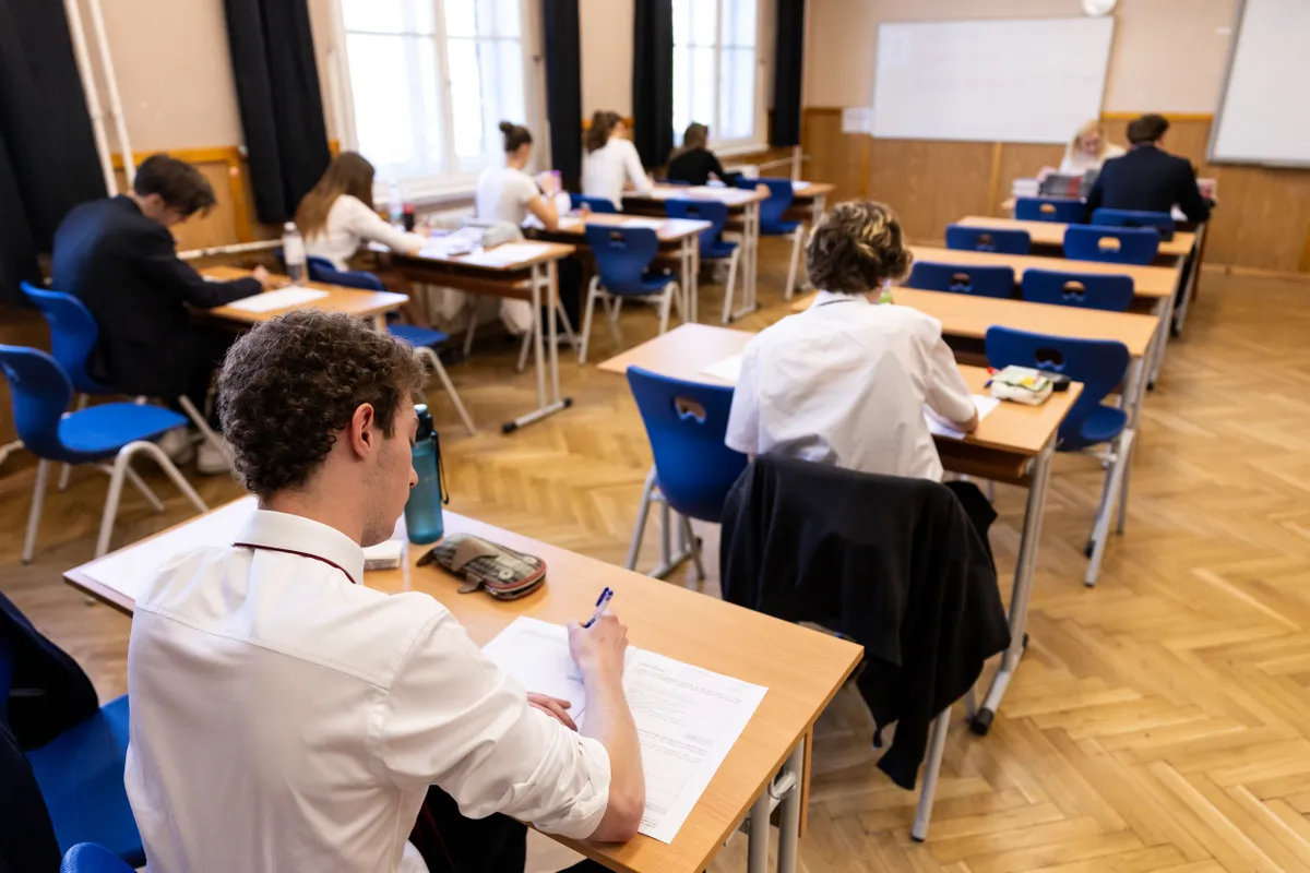 A 2026-os matekérettségi középszinten és emelt szinten is május 5-én (kedden) 9:00 órakor kezdődik.