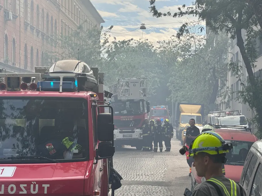 A lángok megfékezésén nagy erőkkel dolgoztak a fővárosi egységek