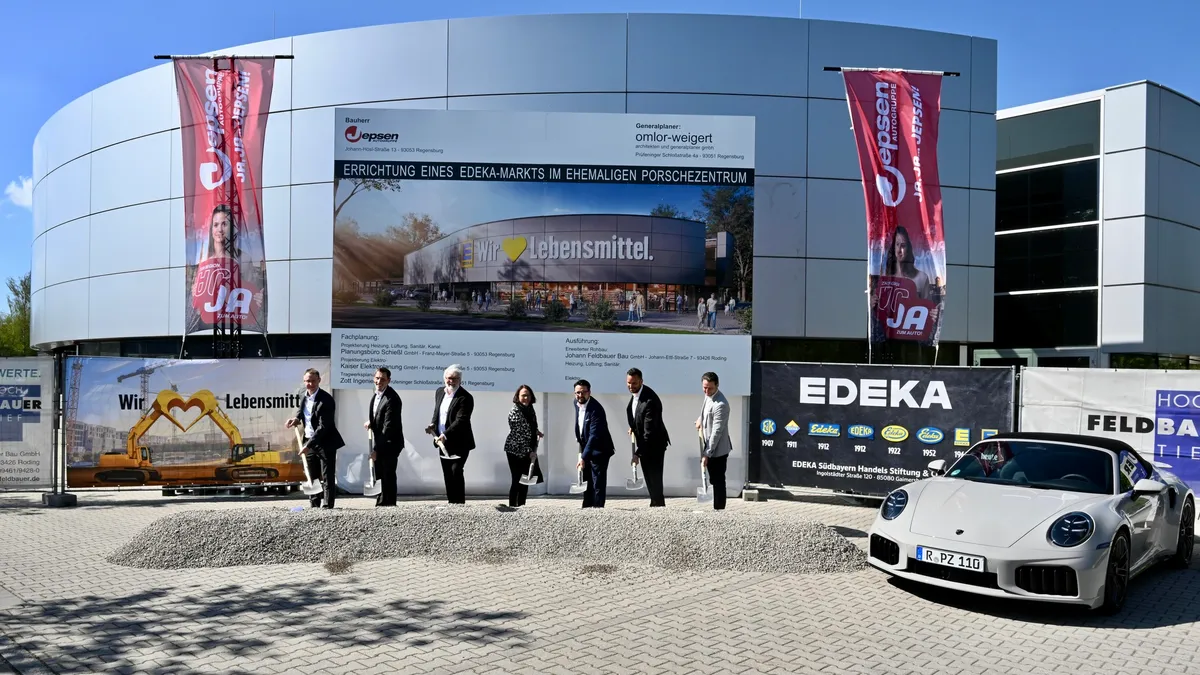 Megkezdődött a nagy átalakítás a regensburgi Porsche Zentrum helyén élelmiszerbolt nyílik
