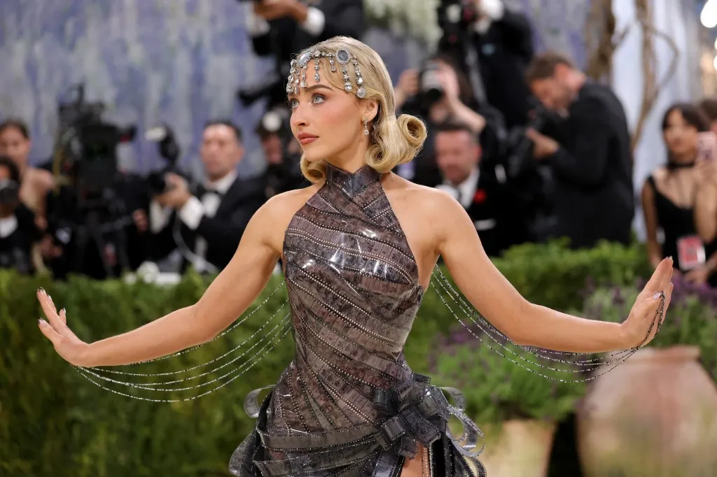 Sabrina Carpenter,NEW YORK, NEW YORK - MAY 04: Sabrina Carpenter attends the 2026 Met Gala celebrating "Costume Art" at the Metropolitan Museum of Art on May 04, 2026 in New York City.   Mike Coppola/Getty Images/AFP (Photo by Mike Coppola / GETTY IMAGES NORTH AMERICA / Getty Images via AFP)