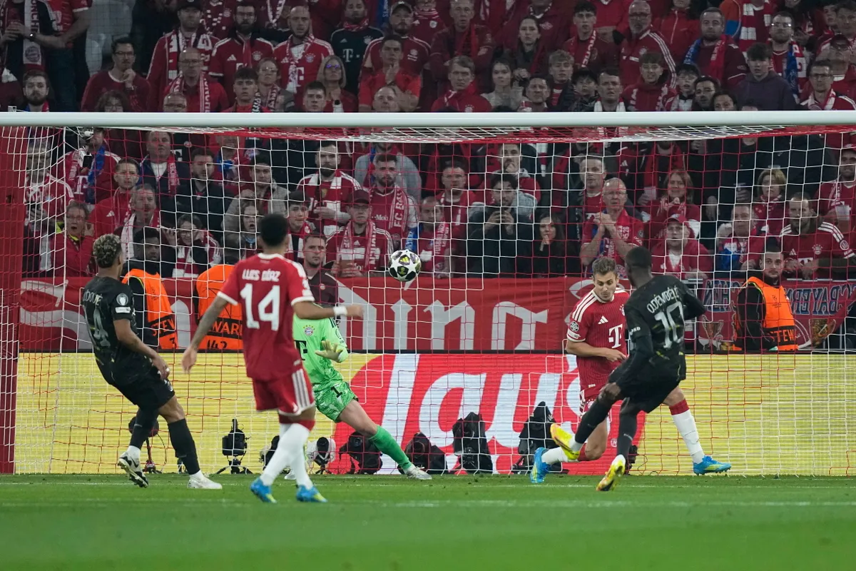 München, 2026. május 6.
Ousmane Dembélé, a Paris Saint-Germain játékosa (j) berúgja a találkozó első gólját a labdarúgó Bajnokok Ligája elődöntőjének Bayern München-Paris Saint-Germain visszavágó mérkőzésén a müncheni Allianz Arénában 2026. május 6-án.
MTI/AP/Matthias Schrader