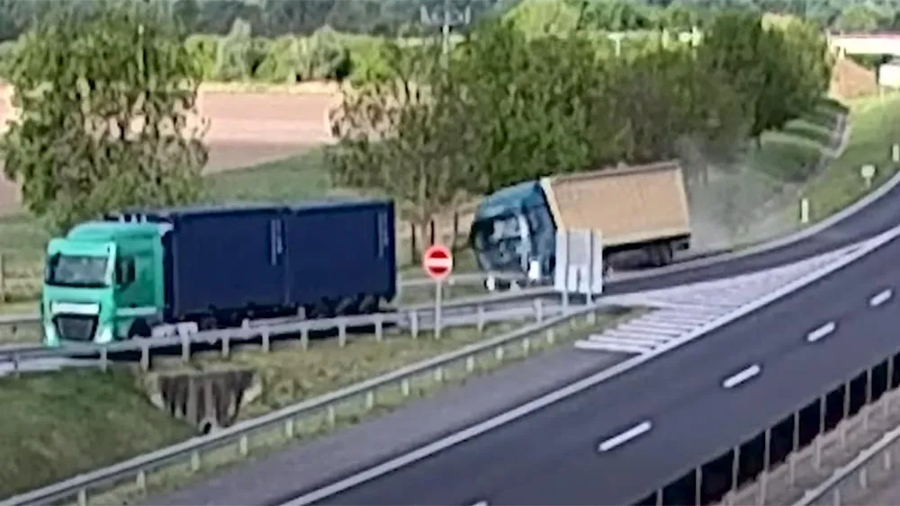 Rendesen elnézte az autópálya-lehajtót ez a balesetező kamionsofőr