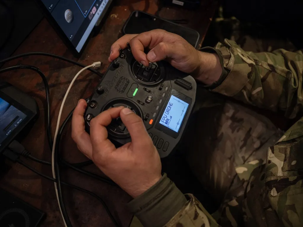 Egy FPV drón irányítóegysége