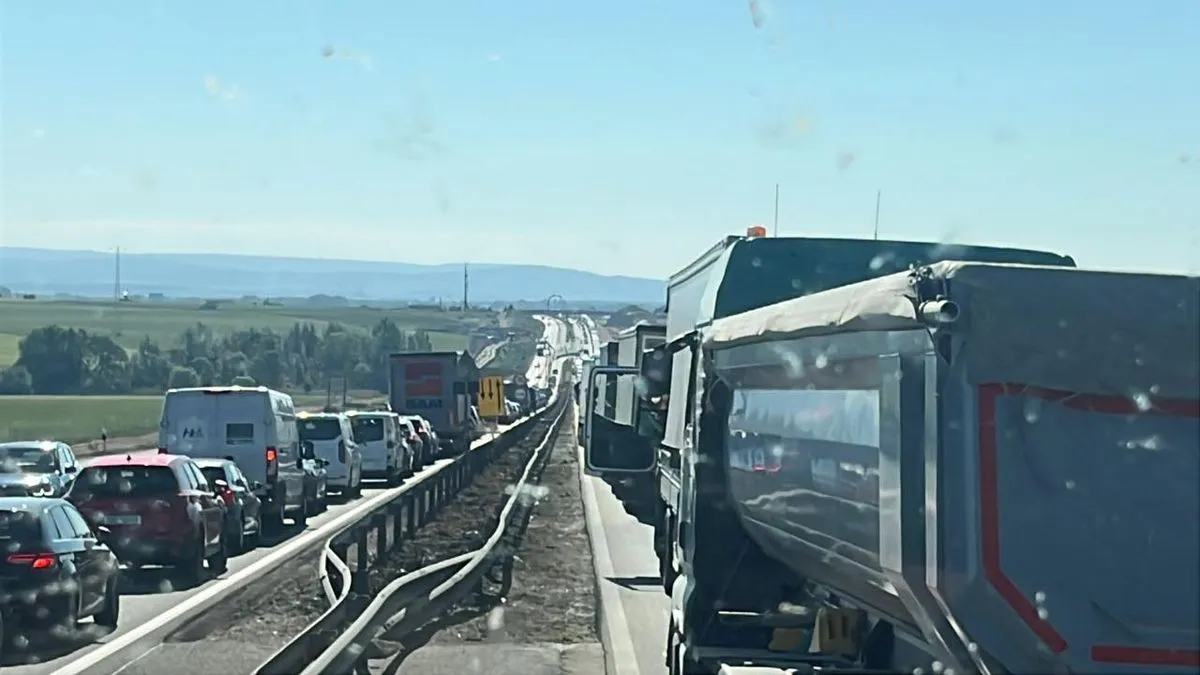 Baleset és hatalmas dugók Fejérben és az M1-es autópályán