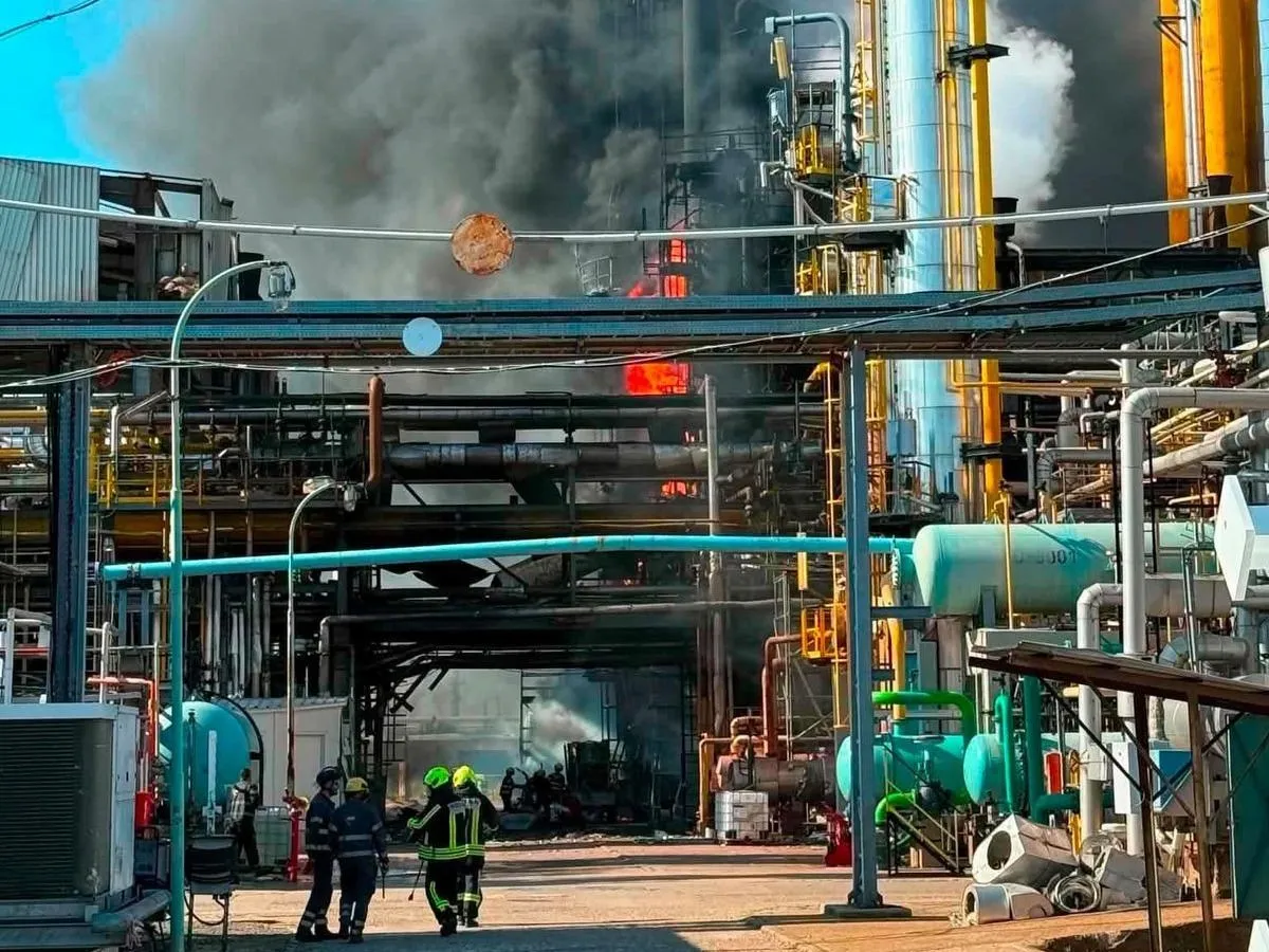 Helyszíni információk szerint mostanra akár több halottja is lehet a MOL-üzemben történt, tiszaújvárosi robbanásnak