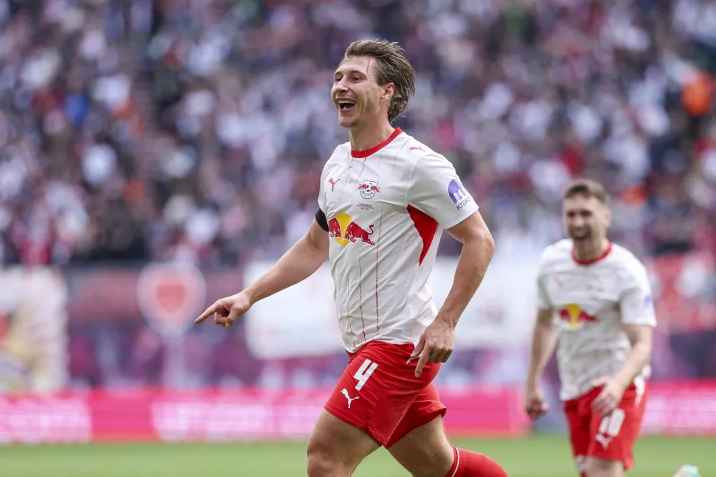 09 May 2026, Saxony, Leipzig: Soccer, Men: Bundesliga, RB Leipzig - FC St. Pauli, Matchday 33, Red Bull Arena. Willi Orban (RB Leipzig) celebrates after scoring a goal. Photo: Jan Woitas/dpa - IMPORTANT NOTE: In accordance with the regulations of the DFL German Football League and the DFB German Football Association, it is prohibited to utilize or have utilized photographs taken in the stadium and/or of the match in the form of sequential images and/or video-like photo series. (Photo by JAN WOITAS / dpa Picture-Alliance via AFP)