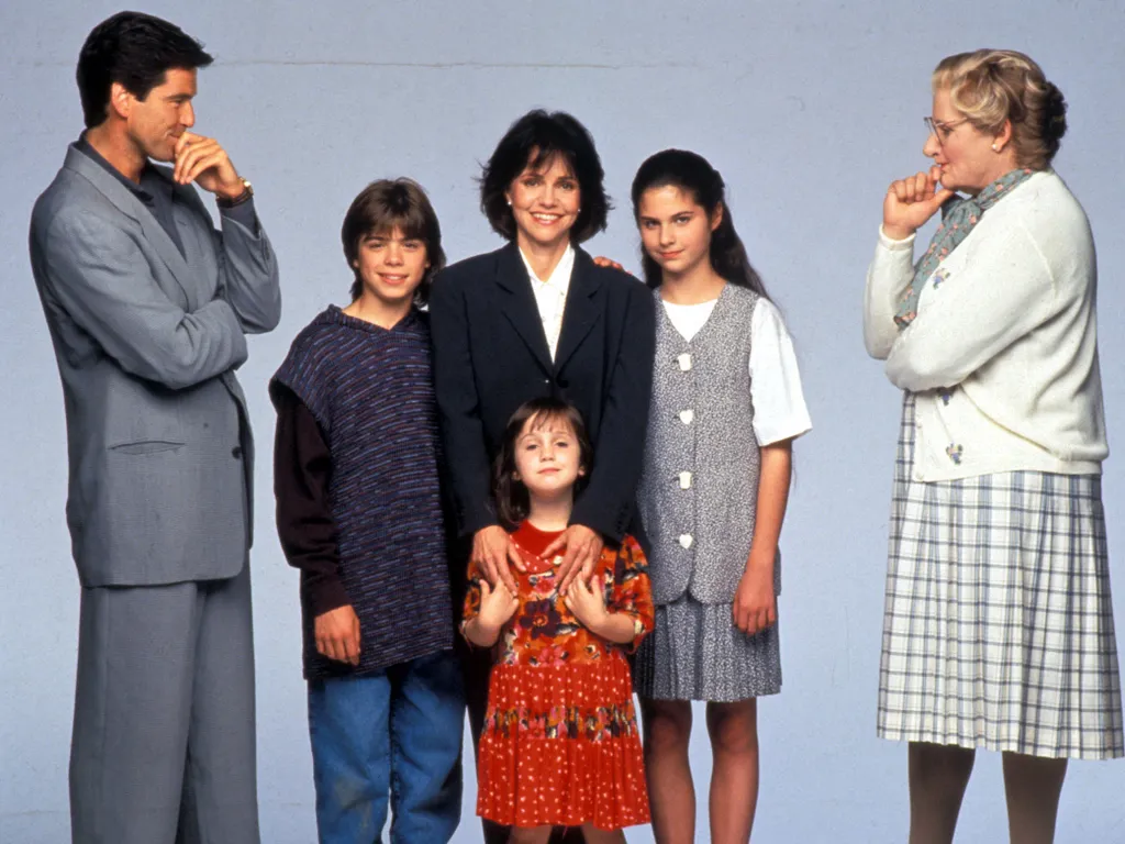 a születésnapos Pierce Brosnan, aszületésnaposPierceBrosnan, PierceBrosnan,      Mrs. Doubtfire  Mrs. Doubtfire    Year: 1993 - usa  Robin Williams , Sally Field , Pierce Brosnan , Lisa Jakub , Matthew Lawrence    Year: I - , Mara Wilson   Director: Chris