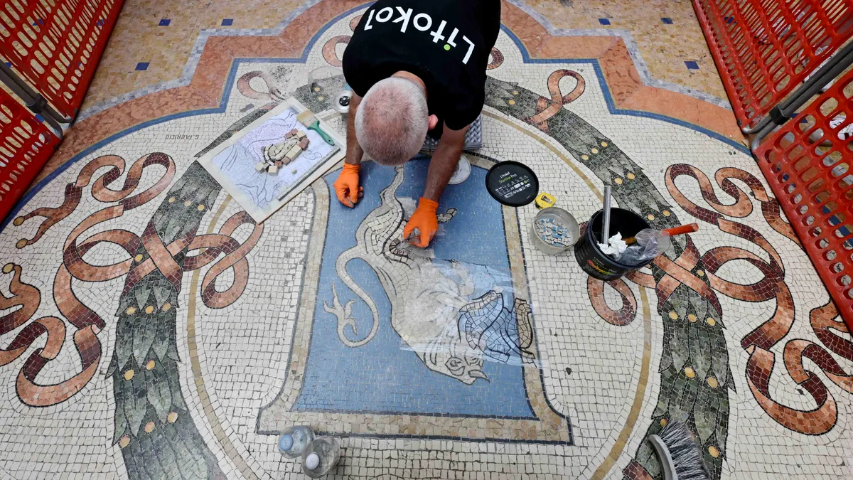 A szerencsét hozó bika herék körül kialakult kopást javítják a restaurátorok, miután turisták milliói követték a híres milánói szerencsehozó hagyományt.