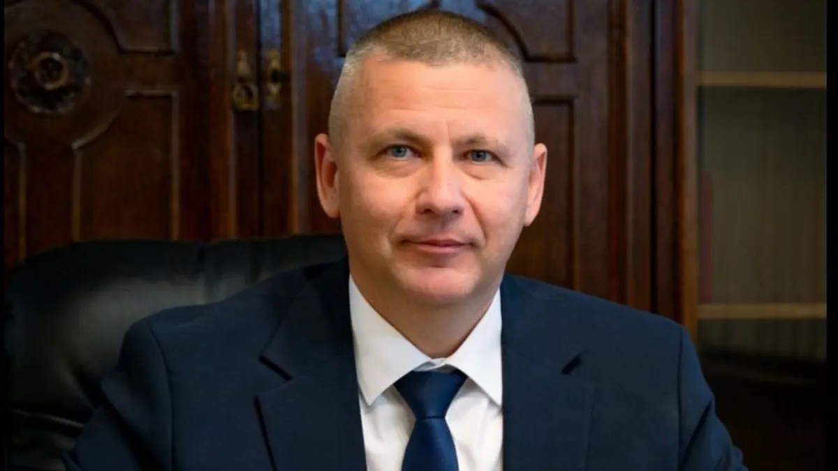 Ruszin-Szendi Romulusz leállítja a felújítást és oszt.