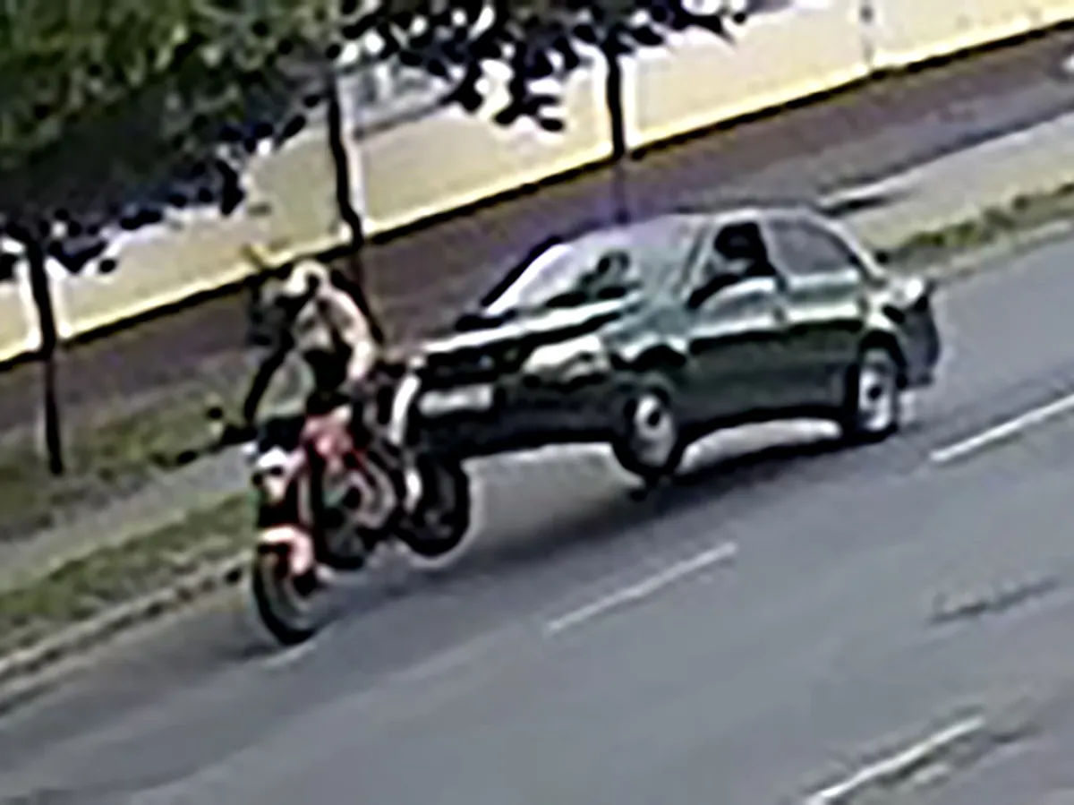 Motorosra ugratott egy autó, Motorosraugratottegyautó, A meglepő balesetben a motoros hirtelen azt sem tudta, mi történt vele