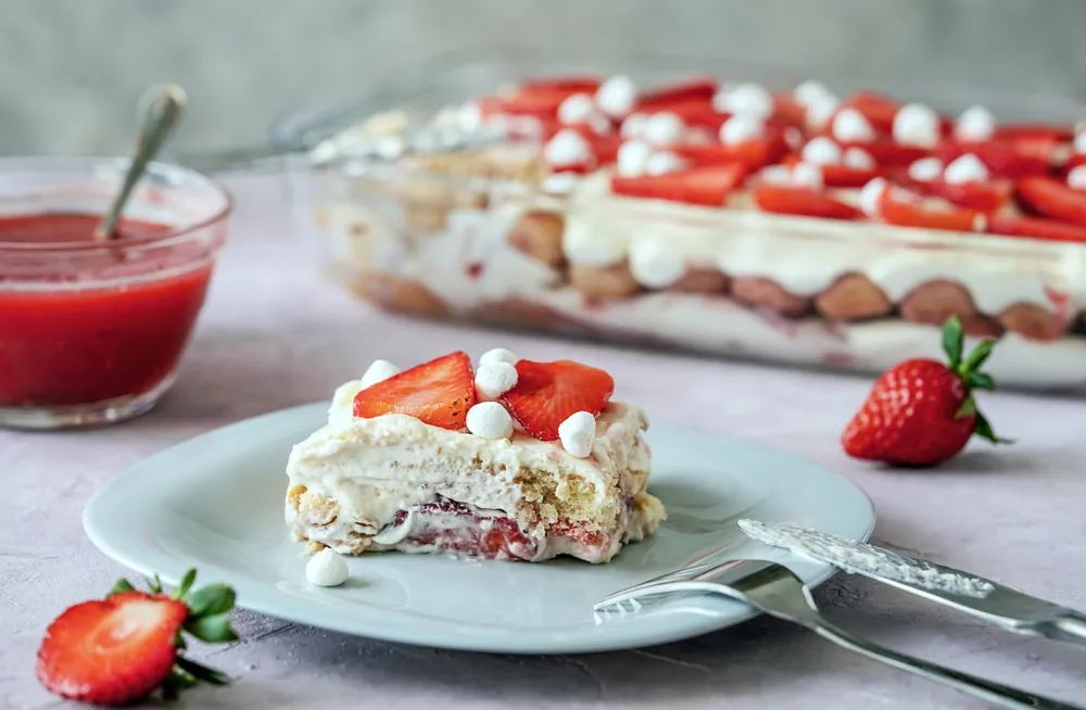 Az epres tiramisu titka a röviden áztatott babapiskóta és a megfelelően előkészített, zamatos gyümölcs