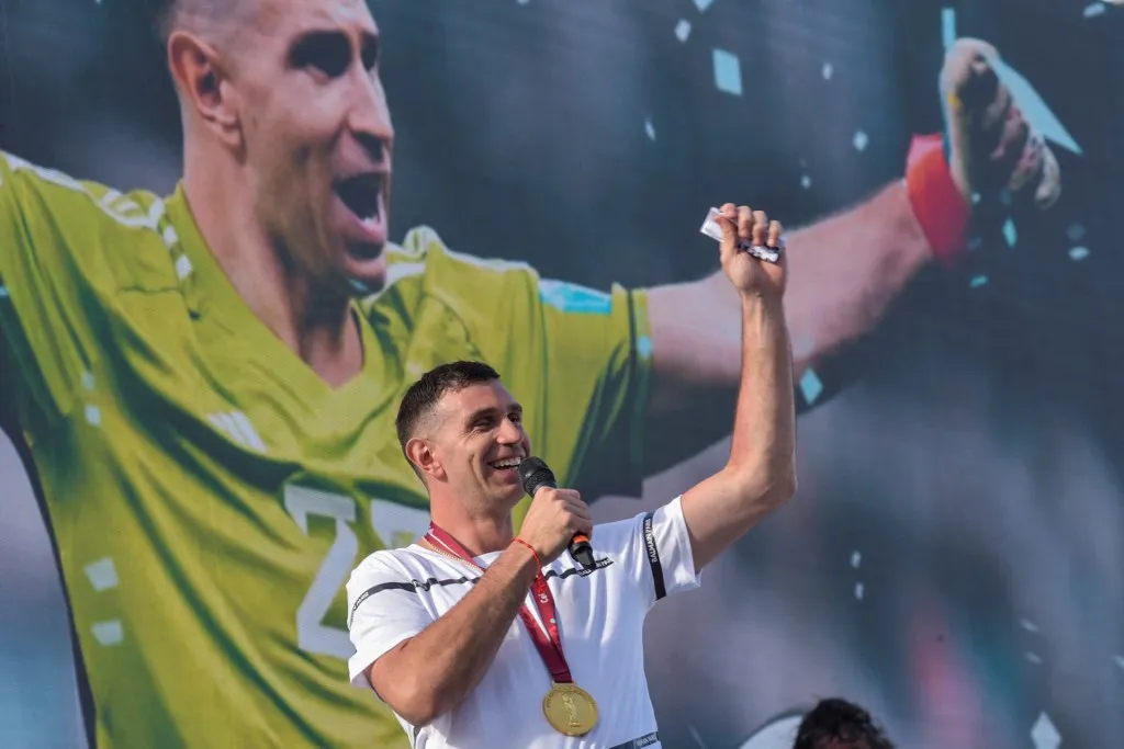 Argentine goalkeeper Emiliano Martinez speaks to fans in Mar del Plata, Argentina, during a tribute upon his return to his hometown after winning the Qatar 2022 World Cup tournament on December 22, 2022. (Photo by Mara SOSTI / AFP)