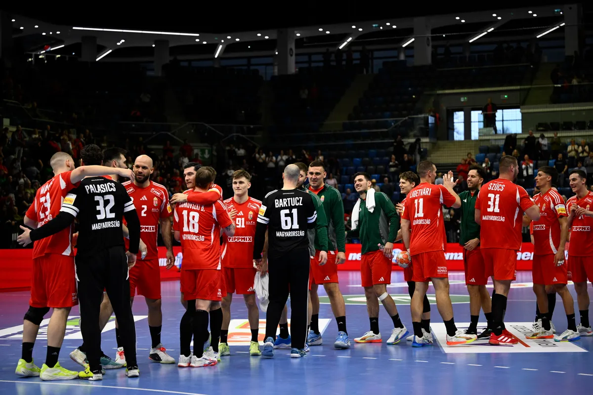 Tatabánya, 2026. március 21.
A magyar csapat tagjai a Magyarország - Olaszország férfi kézilabda felkészülési mérkőzés után a Tatabányai Multifunkcionális Sportcsarnokban 2026. március 21-én. A világbajnoki selejtezőre készülő magyar férfi kézilabda-válogatott 30-19-re legyőzte Olaszország csapatát.
MTI/Bodnár Boglárka