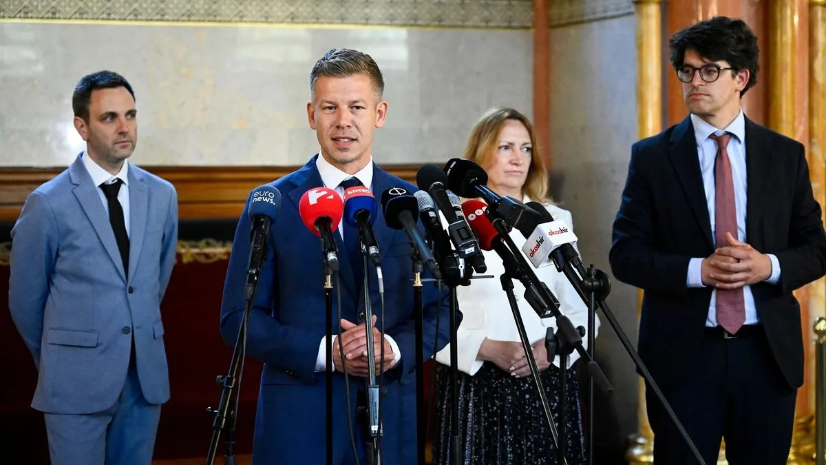 Magyar Péter, a Tisza Párt elnöke, leendő miniszterelnök  (b2) az Országgyűlés alakuló ülését előkészítő tárgyalást követően tartott sajtótájékoztatón az Országházban 2026. április 17-én. Mellette Melléthei-Barna Márton (b), Bujdosó Andrea és Velkey György László, a párt képviselői.
MTI/Hegedüs Róbert
