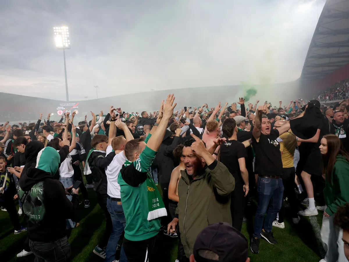 Az ETO FC Győr szurkolói beözönlöttek a pályára és önfeledten ünnepelték a bajnoki címet